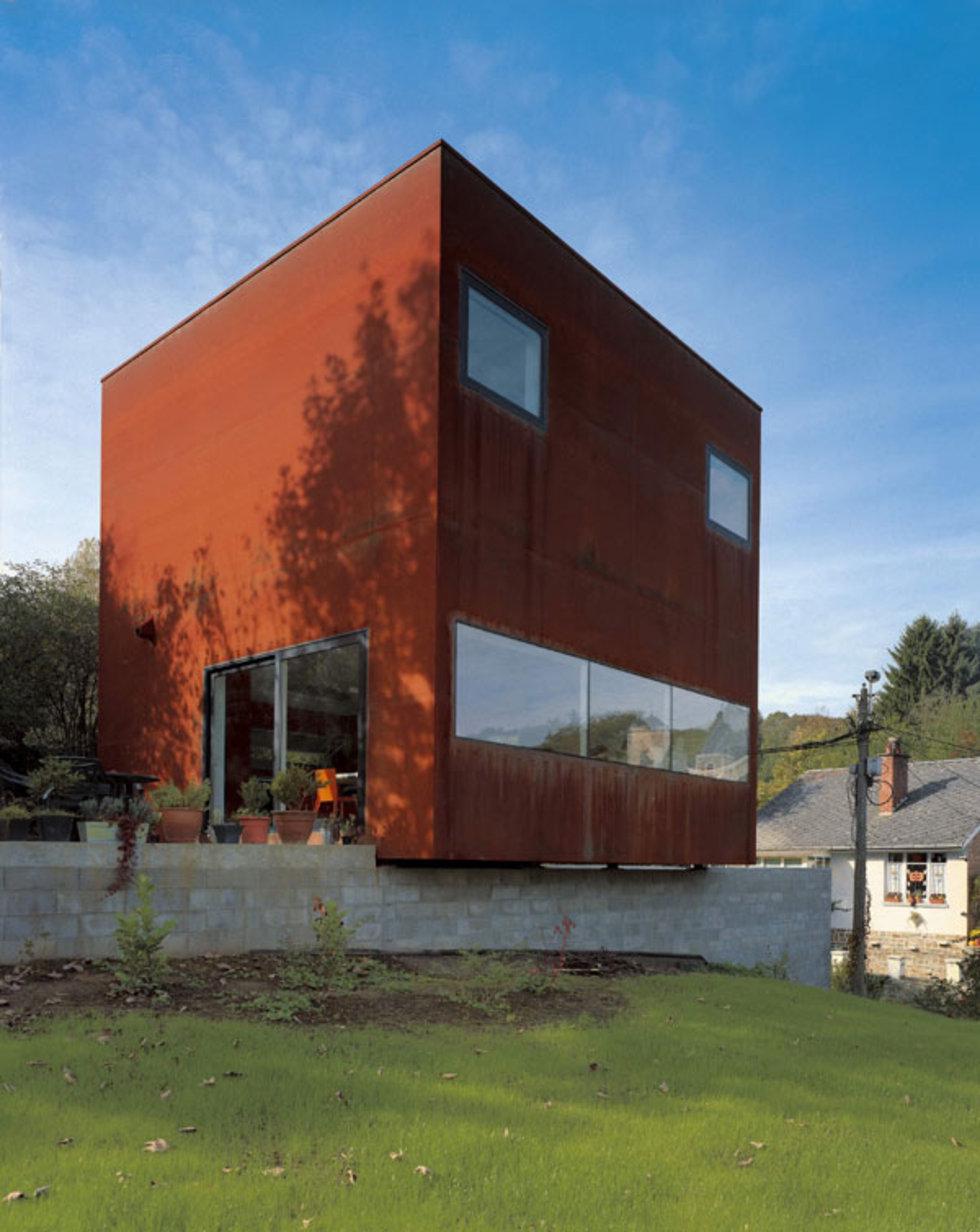 Дом куб продажа. Здания кубической формы. Кубический дом. Фасад из ржавого металла. Дом кубической формы.