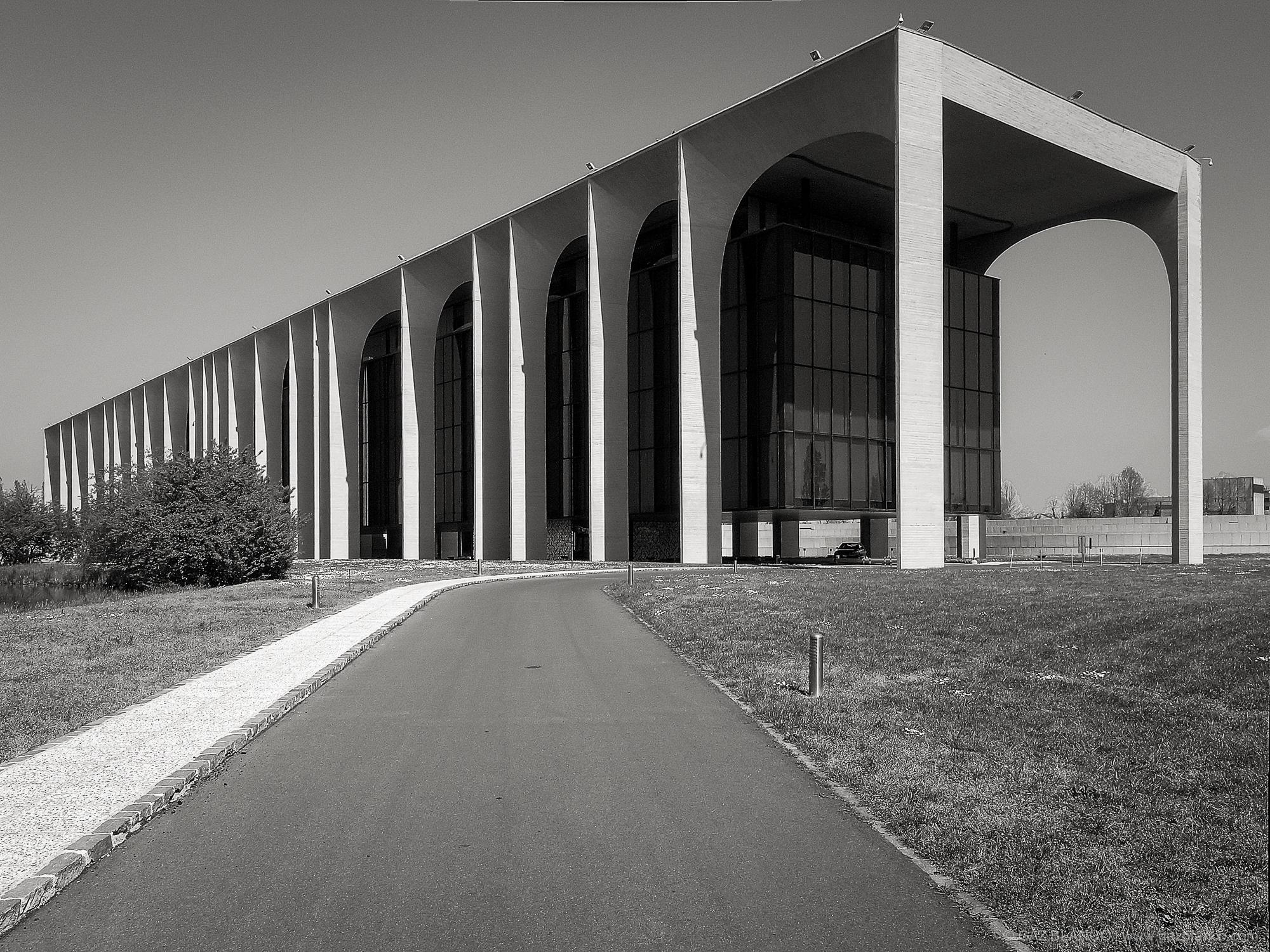 Oscar Niemeyer, GaZ Blanco Ph · Palazzo Mondadori · Divisare