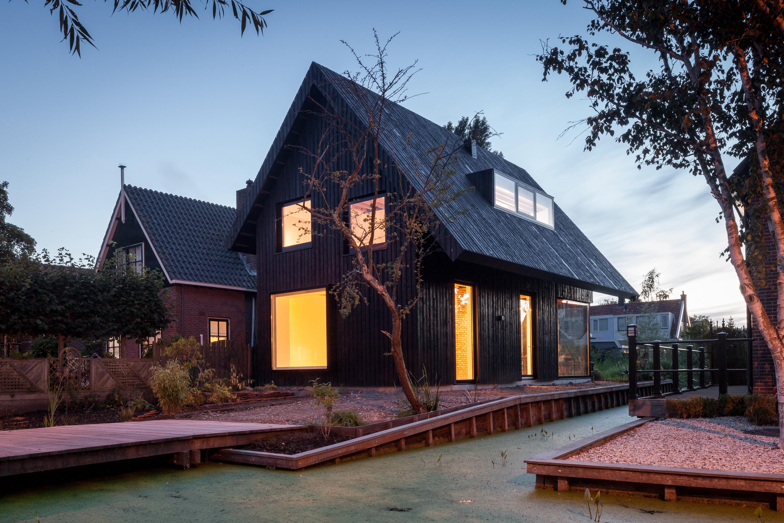 Красивый черный дом. Барнхаус Нидерланды. Интересные крыши домов. Современные крыши домов. Дом в голландском стиле.