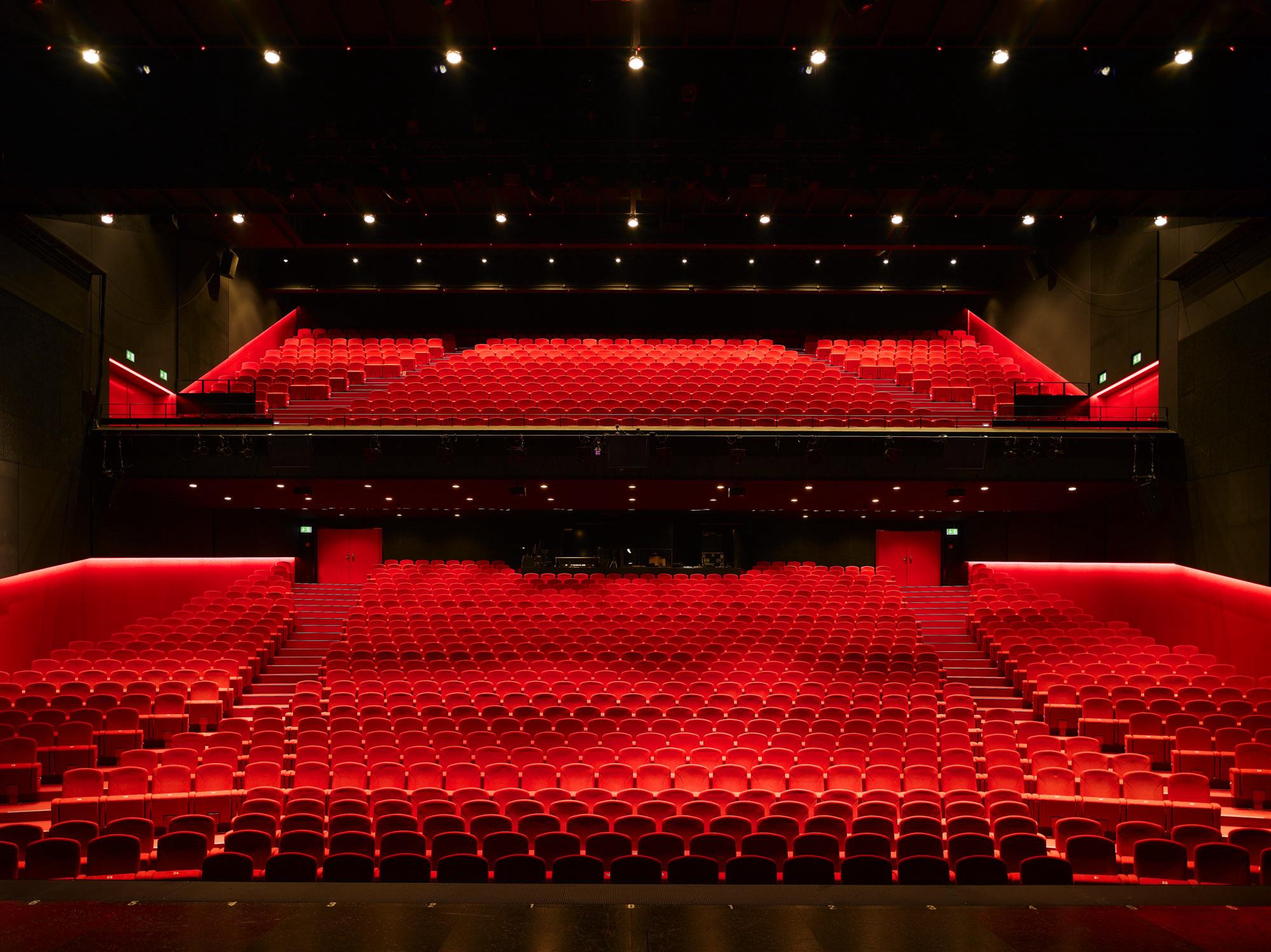Theater 11. Театр Новелло. Театр Новелло в Лондоне. Концертные залы в Цюрихе. Новелло театр внутри.