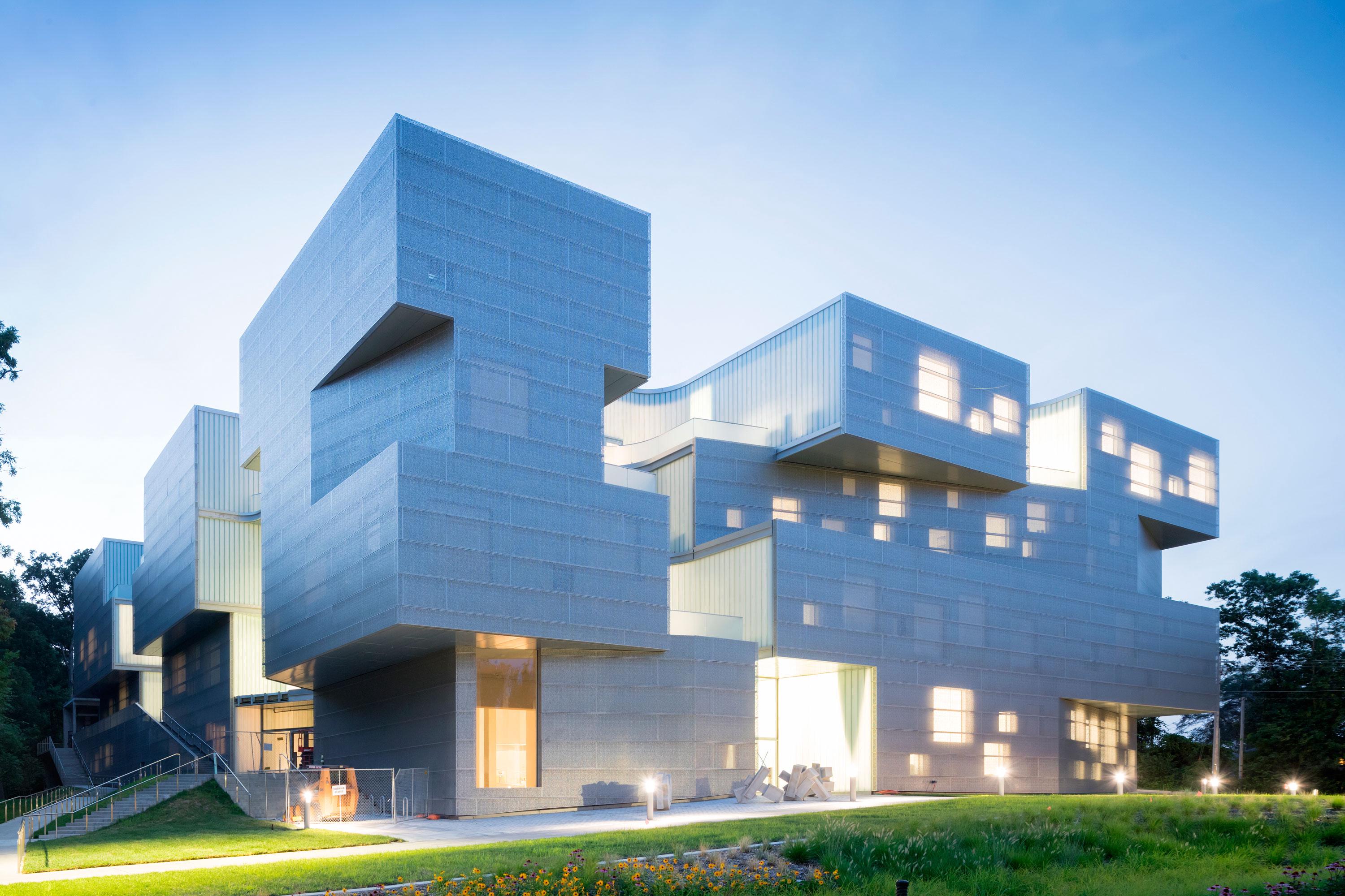 Architecture universities. Здание изобразительного искусства в университете Айовы / Steven Holl Architects. Корпус изобразительных искусств университета Айовы.