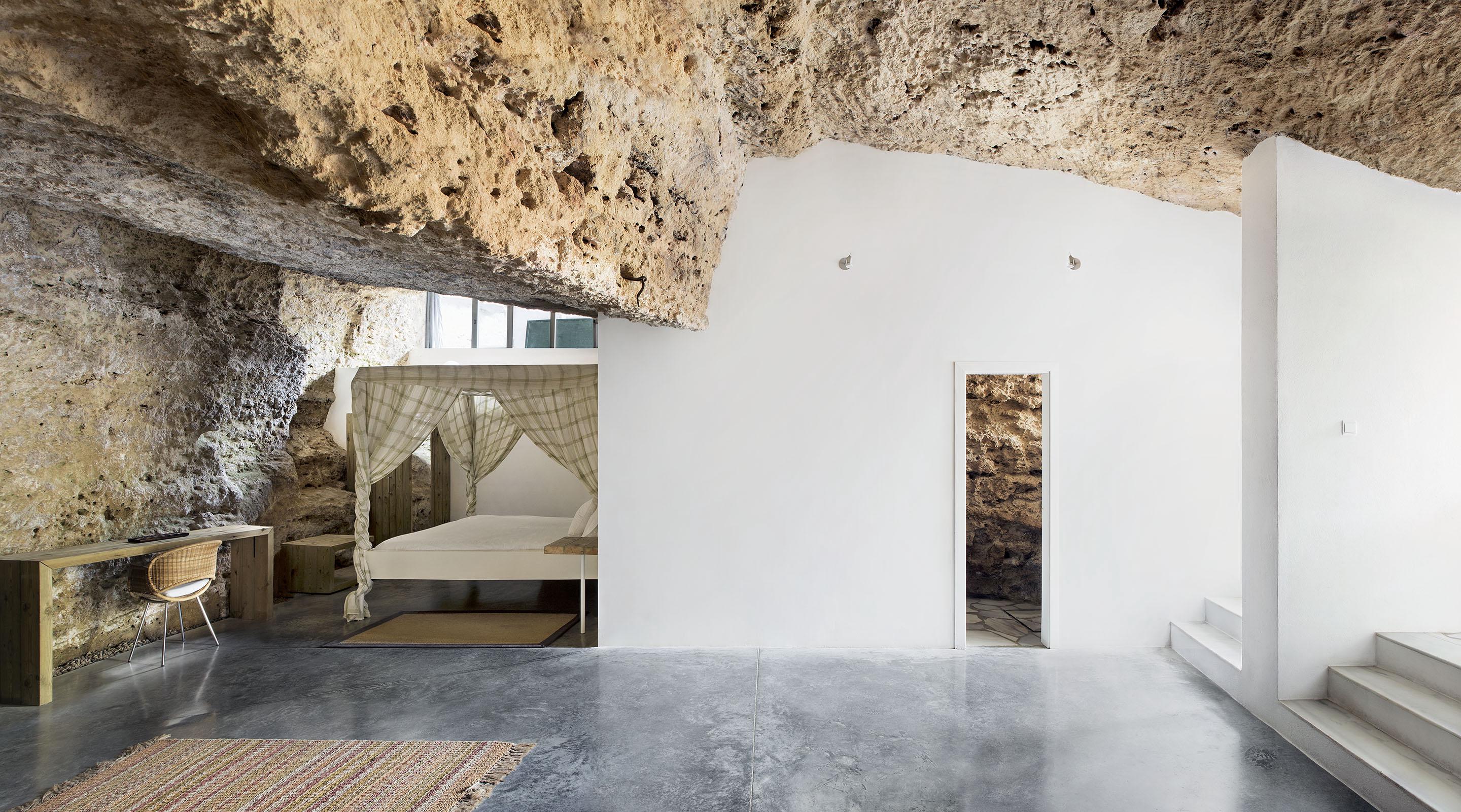 Cave home. Cave House в Испании. Дом внутри горы. Дом в пещере. Домик на скале.