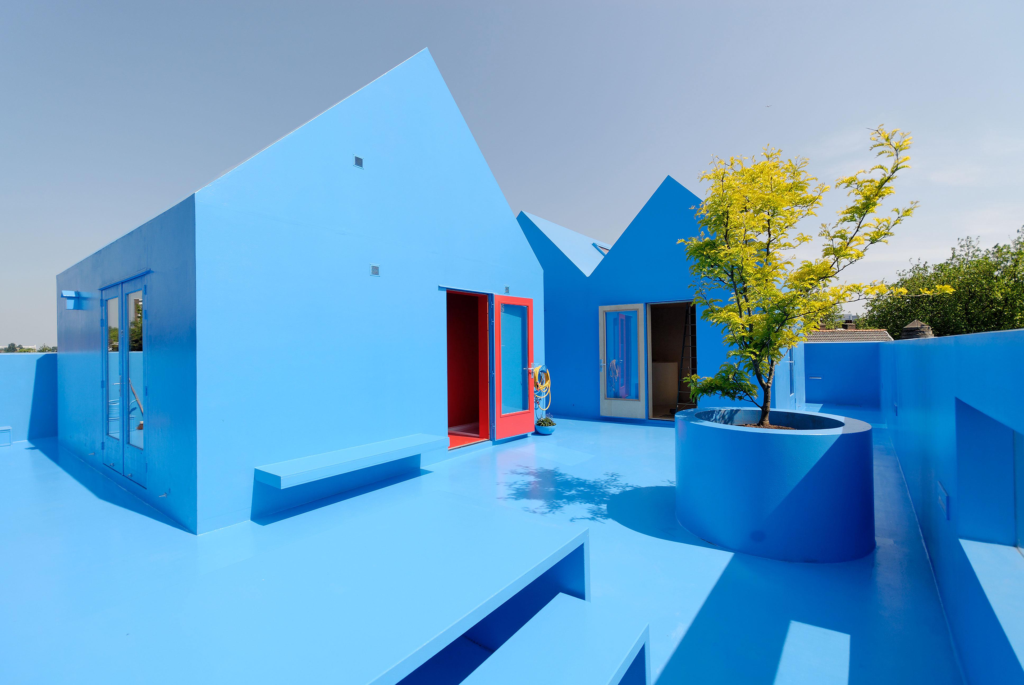 Проект цветной. MVRDV голубой дом. MVRDV (Архитектор вини Маас). Яркие цвета в архитектуре. Современная архитектура яркая.