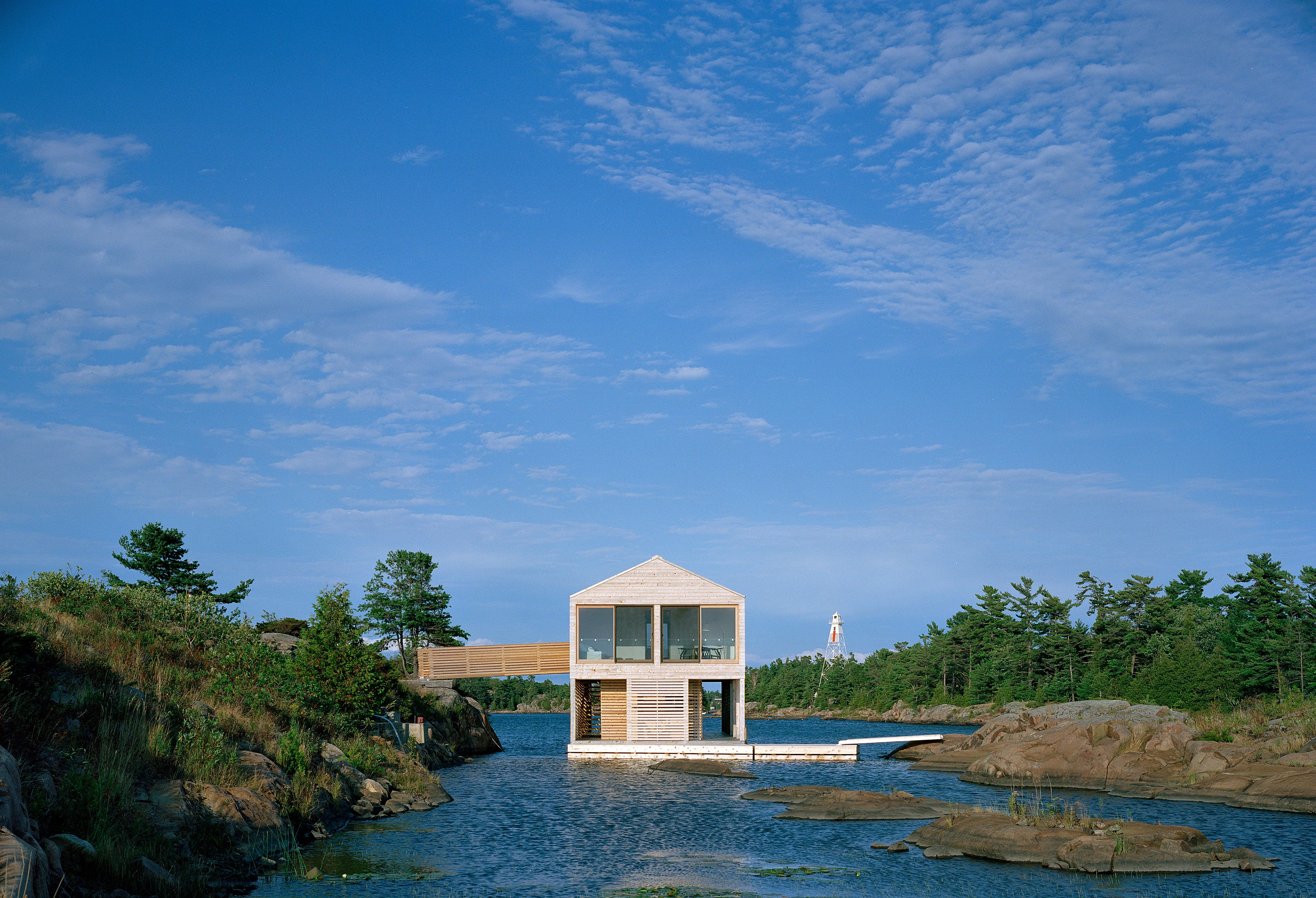 Красивые дома на воде. Дом у озера Гурон. Домики на озере Гурон. Дом на озере Онтарио. Дом отшельника в Сербии.
